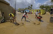 Menschen in Higuey in der Dominikanischen Republik bei Aufräumarbeiten
