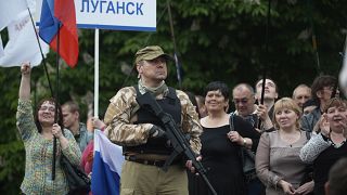 مسلحون موالون لروسيا في لوهانسك الأوكرانية