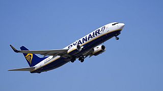 Eine Ryanair Boeing 737 hebt ab 