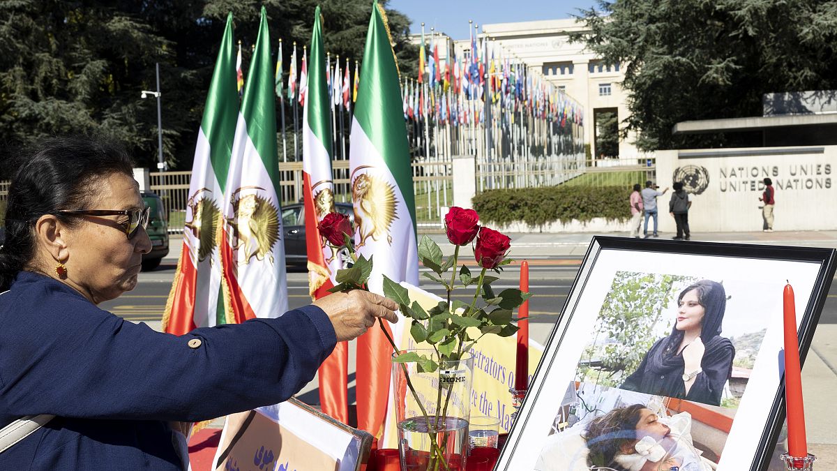 Un rassemblement pour Mahsa Amini devant les bureaux de l'ONU à Genève, Suisse le 20 septembre 2022.