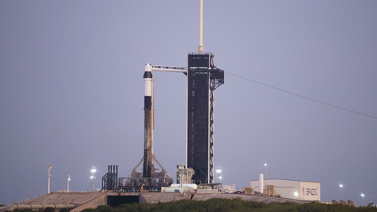 صاروخ فالكون 9 التابع لسبيس إكس قبل الإطلاق في فلوريدا 