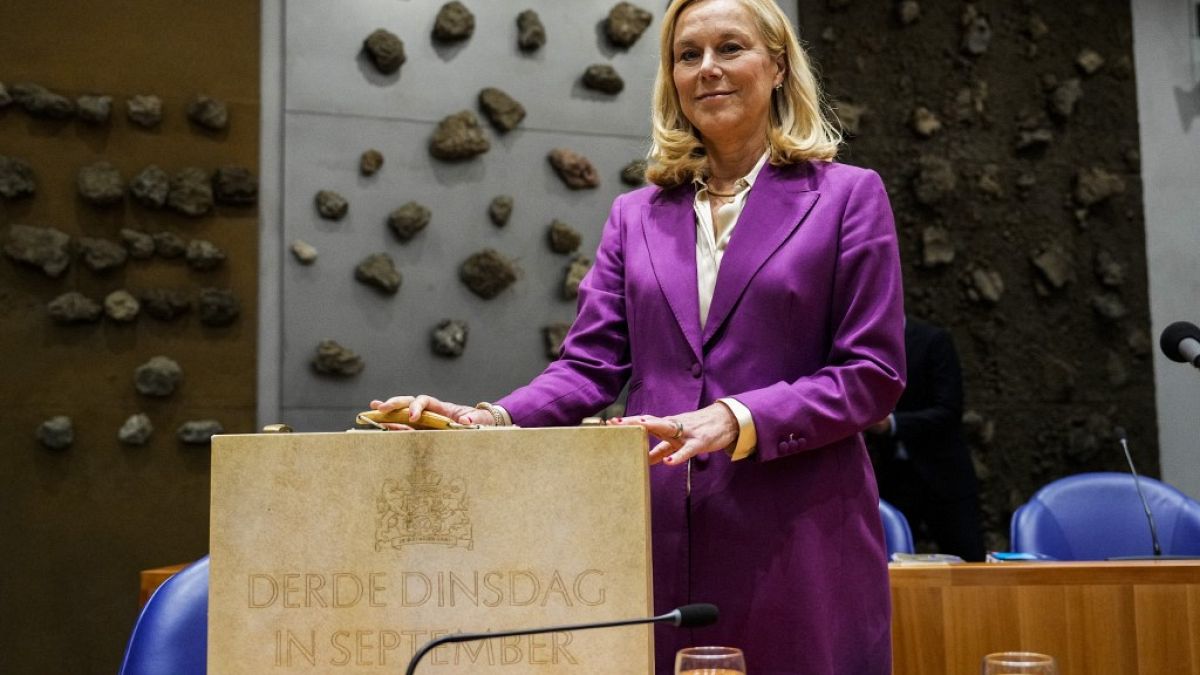Министр финансов Нидерландов Сигрид Кааг вручает портфель с купюрами в миллион долларов Палате представителей / Гаага, 20 сентября 2022 года.