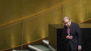 Генсек ООН Антониу Гутерриш покидает трибуну 77-ой Генассамблеи ООН в Нью-Йорке