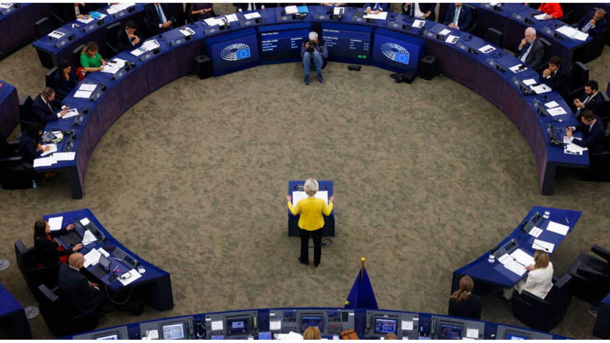  ترتدي رئيسة مفوضية الاتحاد الأوروبي، أورسولا فون دير لاين، ألوان أوكرانيا، تلقي خطابها عن حالة الاتحاد الأوروبي، في البرلمان الأوروبي في ستراسبورغ بشرق فرنسا  14 سبتمبر 2022 