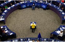  ترتدي رئيسة مفوضية الاتحاد الأوروبي، أورسولا فون دير لاين، ألوان أوكرانيا، تلقي خطابها عن حالة الاتحاد الأوروبي، في البرلمان الأوروبي في ستراسبورغ بشرق فرنسا  14 سبتمبر 2022