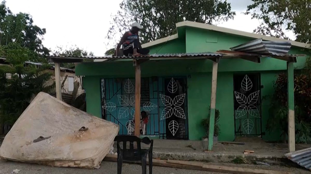 Un hombre arregla su casa tras el paso de Fiona, en Santa Cruz del Seibo, República Dominicana