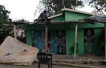 Un hombre arregla su casa tras el paso de Fiona, en Santa Cruz del Seibo, República Dominicana