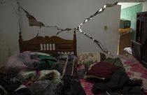 Una pared agrietada se encuentra en una casa dañada por un terremoto en Huizontla, estado de Michoacán, México, el martes 20 de septiembre de 2022.