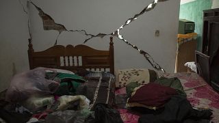 Una pared agrietada se encuentra en una casa dañada por un terremoto en Huizontla, estado de Michoacán, México, el martes 20 de septiembre de 2022.