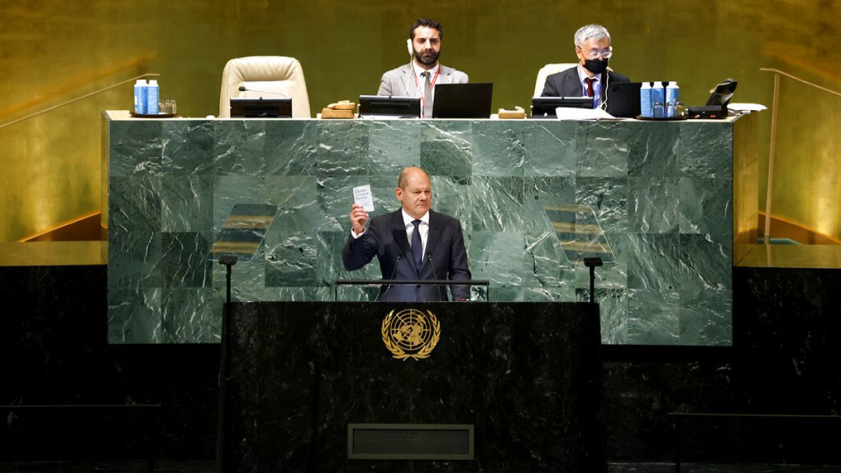 Olaf Scholz hält die Charta der Vereinten Nationen bei seiner Rede vor der UN-Vollversammlung