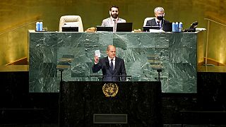 Olaf Scholz hält die Charta der Vereinten Nationen bei seiner Rede vor der UN-Vollversammlung