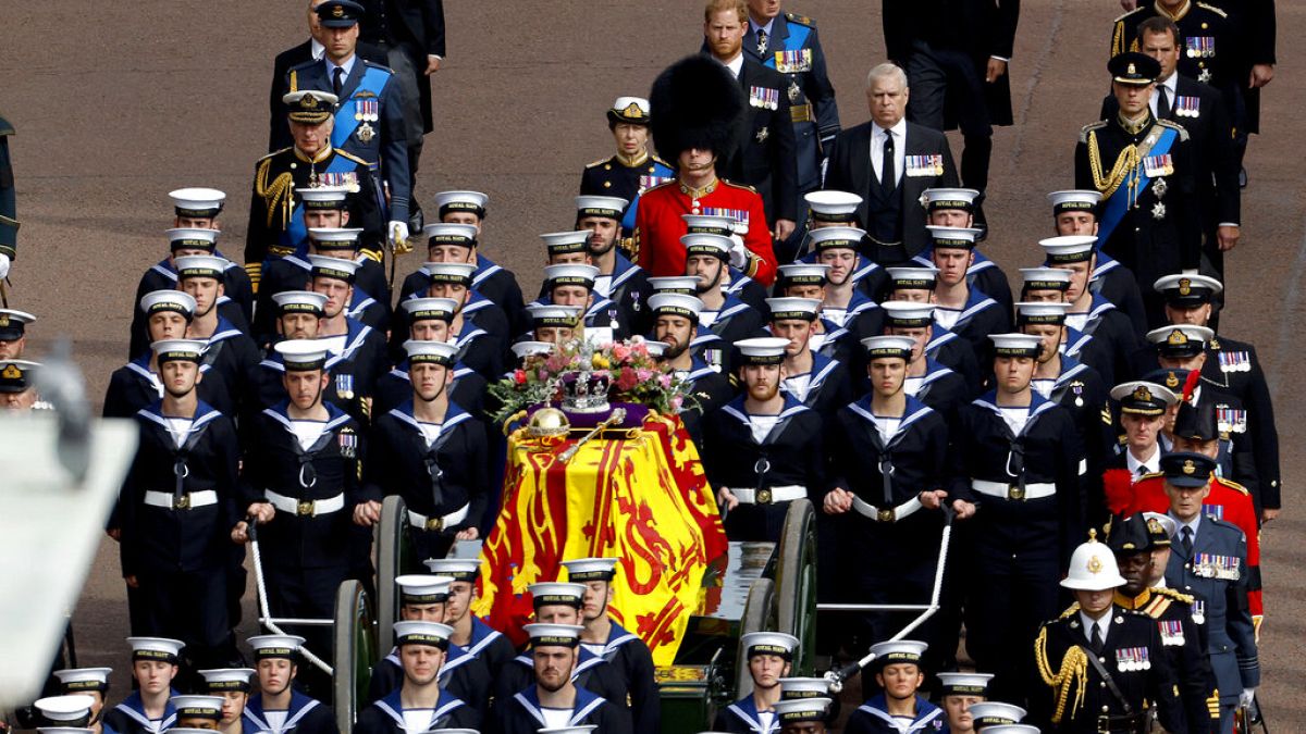 138 Matrosen der Royal Navy geleiten des Sarg der Queen durch London, 19. September 2022 