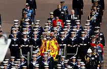 138 Matrosen der Royal Navy geleiten des Sarg der Queen durch London, 19. September 2022