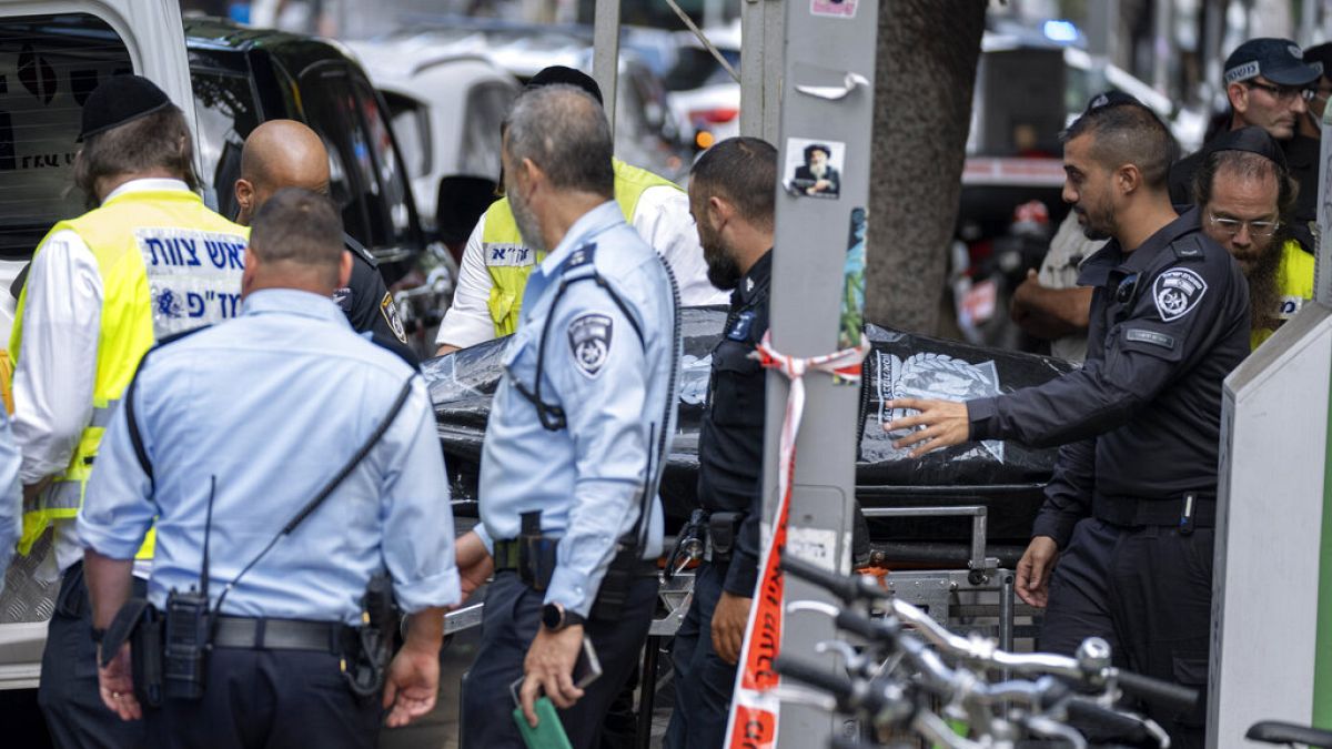 الشرطة الإسرائيلية تنقل جثة الفلسطيني موسى صرصور بعد أن زعم أنه قتل امرأة إسرائيلية تبلغ من العمر 84 عاما ثم شنق نفسه، في تل أبيب، إسرائيل، الأربعاء 21 سبتمبر 2022 