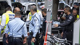 الشرطة الإسرائيلية تنقل جثة الفلسطيني موسى صرصور بعد أن زعم أنه قتل امرأة إسرائيلية تبلغ من العمر 84 عاما ثم شنق نفسه، في تل أبيب، إسرائيل، الأربعاء 21 سبتمبر 2022 