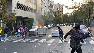 İran'da başörtüsü krizi: Polis araçları ateşe verildi; birçok kişi gözaltına alındı