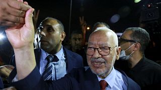 راشد الغنوشي، رئيس حزب النهضة الإسلامي التونسي، يحيي مؤيديه أثناء مغادرته مكتب المدعي العام لمكافحة الإرهاب في تونس- 19 تموز 2022.