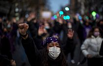 Spanyol nő tüntet Madridban a Nemzetközi Nőnapon, 2021. március 8-án