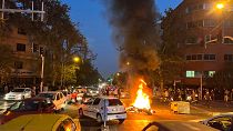 Une moto de police brûle lors d'une manifestation à Téhéran, en Iran, le lundi 19 septembre 2022.