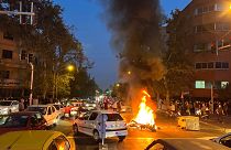 Une moto de police brûle lors d'une manifestation à Téhéran, en Iran, le lundi 19 septembre 2022.