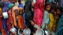 باكستانيون في المناطق المتضررة من الفيضانات بالبلاد يصطفون للحصول على غذاء يوزعه صندوق الرعاية الاجتماعية "سيلاني" في مدينة  لال باغ بمقاطعة السند  بالباكستان، 13 سبتمبر 2022.