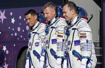 O americano Frank Rubio e os russos Sergueï Prokopiev e Dmitri Peteline antes de partirem para a Estação Espacial Internacional