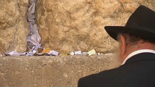 عمال يزيلون الأوراق المحشورة بين حجارة حائط البراق (المبكى) قبيل حلول رأس السنة اليهودية الجديدة