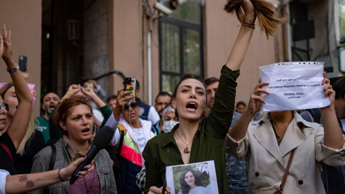Une jeune femme iranienne exilée à Istanbul se coupe les cheveux en soutien à Mahsa Amini, le 21 septembre 2022