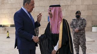 وزير الخارجية الروسي سيرعي لافروف يتحدث مع وزير الخارجية السعودي الأمير فيصل بن فرحان.