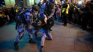السلطات الروسية تعتقل 1026 شخصا على الأقل في روسيا خلال تظاهرات في أنحاء البلاد احتجاجا على إعلان الرئيس فلاديمير بوتين عن تعبئة للمدنيين للقتال في أوكرانيا، 21 سبتمبر 2022. 