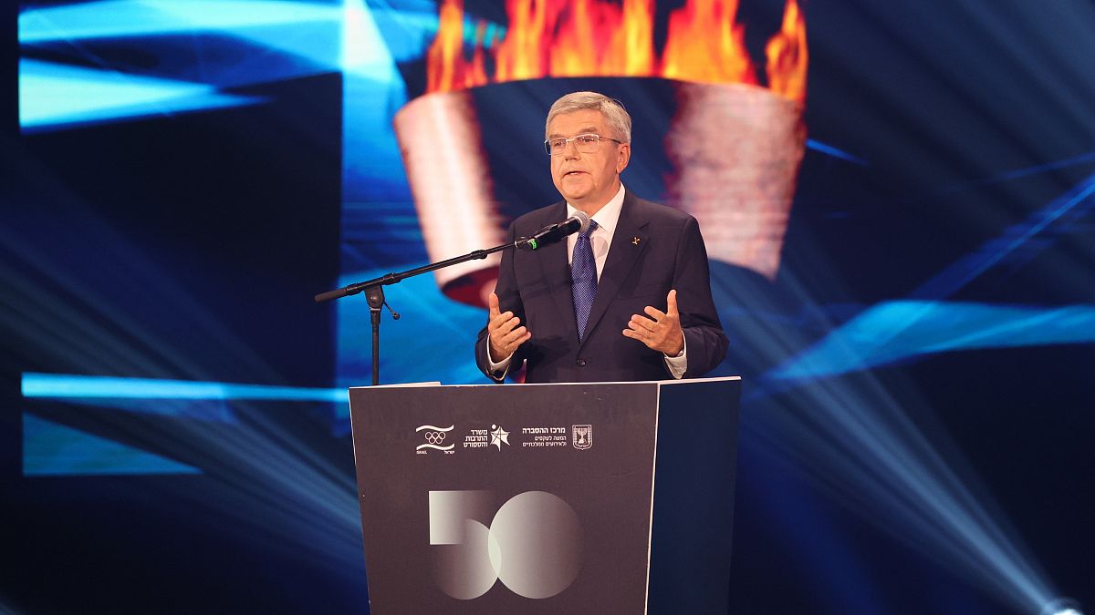 Thomas Bach, a NOB elnöke beszél a müncheni olimpia túszdrámájának 50. évfordulója alkalmából rendezett megemlékezésen Tel-Avivban 2022. szeptember 21-én