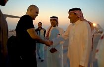 Los prisioneros son recibidos por las autoridades saudíes a su llegada a Riad. Arabai Saudí 21/9/2022