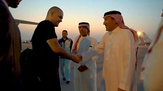Los prisioneros son recibidos por las autoridades saudíes a su llegada a Riad. Arabai Saudí 21/9/2022