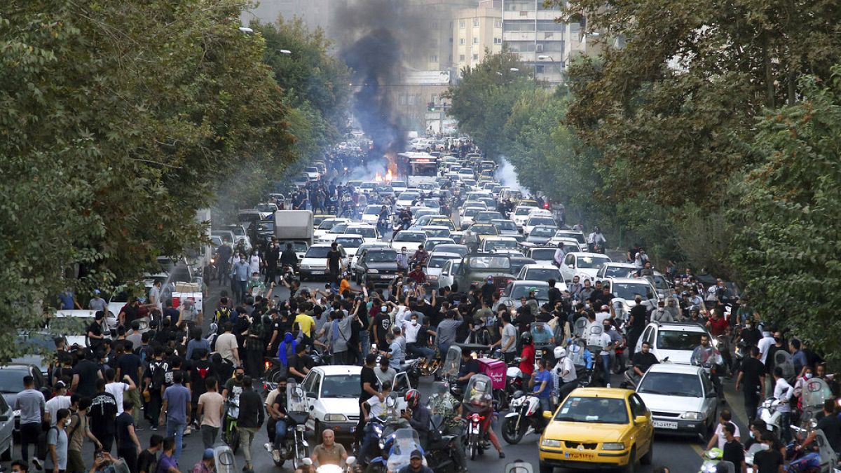 Εικόνα από πολίτη δείχνει διαδηλωτές στο κέντρο της Τεχεράνης την Τετάρτη 21 Σεπτεμβρίου 2022