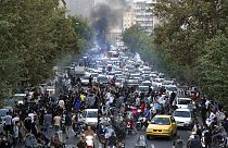 Protestas de Irán por la muerte de Mahsa Amini han dejado al menos 8 muertos y 500 heridos.