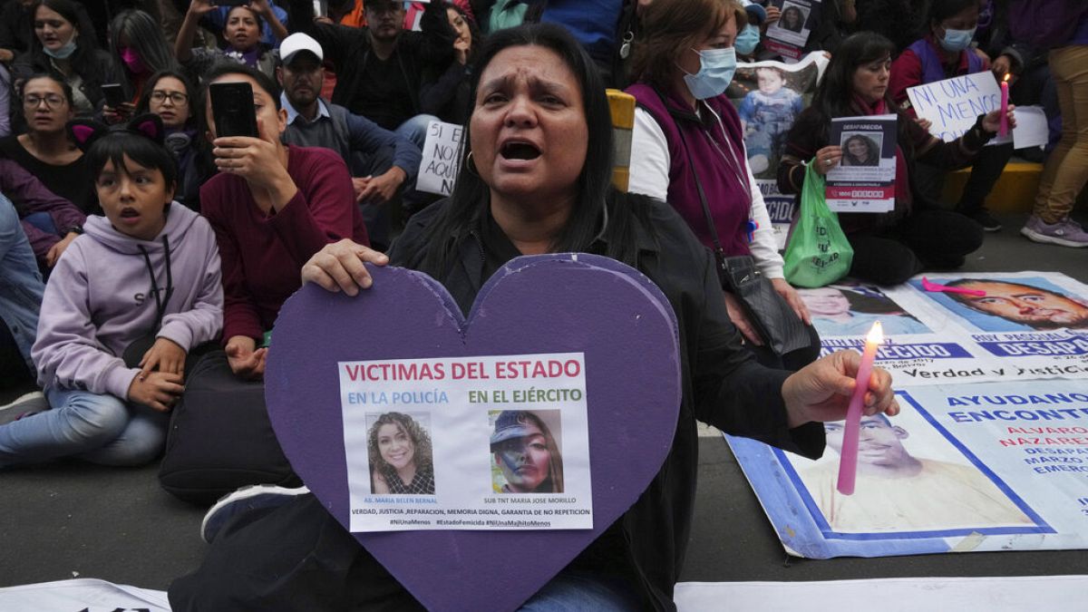 Protesta ante la Comandancia General de la Policía de Ecuador, pidiendo justicia para María Belén Bernal.