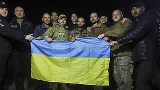 Foto divulgada pelas autoridades ucranianas mostra prisioneiros libertados junto a Chernihiv