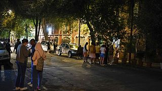 La gente se reúne afuera después de que se sintió un terremoto en la Ciudad de México, el jueves 22 de septiembre de 2022.