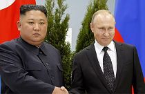 ولادیمیر پوتین، رئیس جمهور روسیه و کیم جونگ اون، رهبر کره شمالی، در جریان دیدارشان در ولادی وستوک در سال ۲۰۱۹ با یکدیگر دست می دهند.