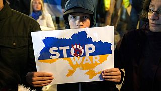لافتة كتب عليها "أوقفوا الحرب" خلال احتجاج على التعبئة التي أعلنها الرئيس الروسي فلاديمير بوتين في بلغراد، صربيا، الأربعاء 21 سبتمبر 2022. 