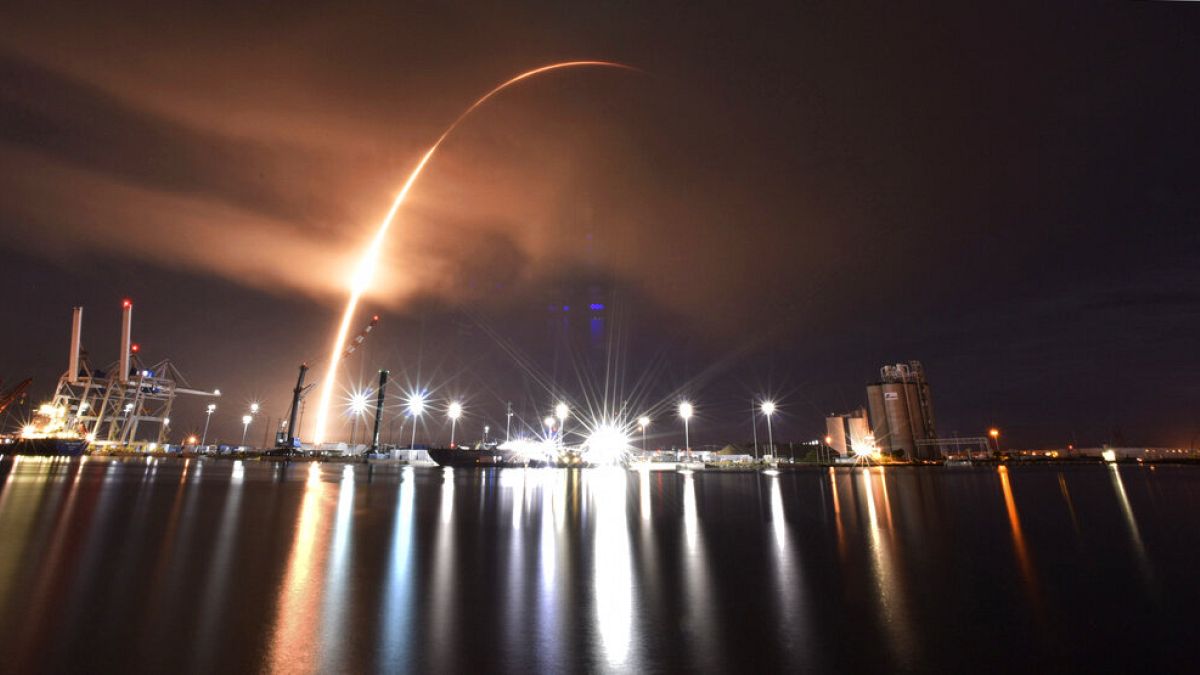 Eine SpaceX Falcon 9-Rakete mit 34 Starlink-Satelliten an Bord startet vom Kennedy Space Center in Florida, Samstag, 10. September 2022.