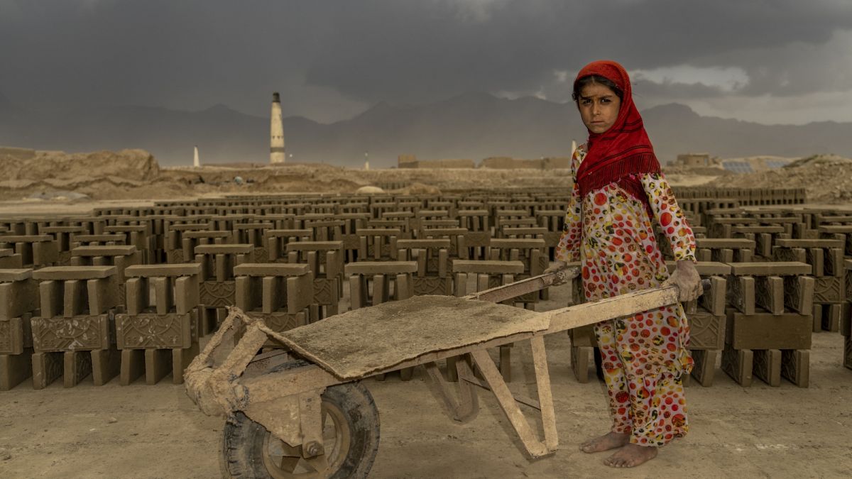 Gyerekmunka Afganisztánban: 9 éves lány egy kabuli téglagyárban 