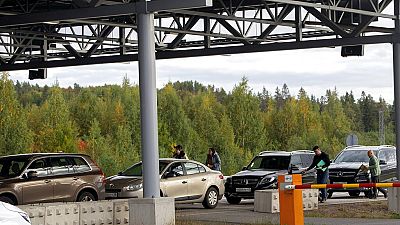 Lange Autoschlangen am Nuijamaa Grenzübergang in Lappeenranta in Finnland