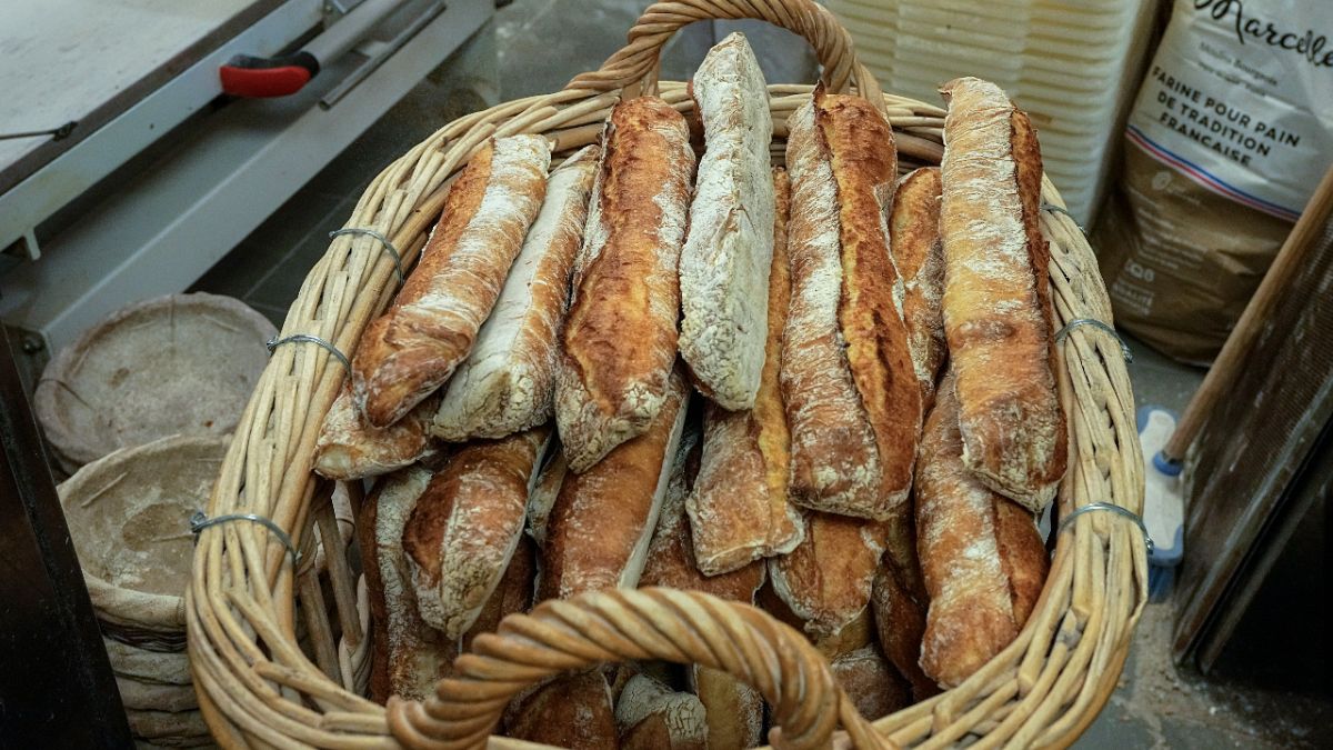 سلة من خبز "الباغيت" جاهزة للبيع في مخبز "فيرو" في لوفيسين، غرب باريس، 26 أكتوبر 2021.