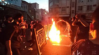barricade en feu lors d'une manifestation en Iran