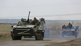 Orosz katonai járművek a dél-ukrajnai Mariupolnál