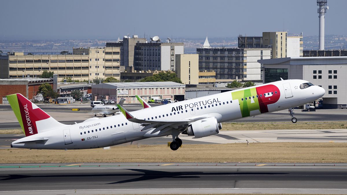 صورة لطائرة تابعة لشركة طيران "تاب" البرتغالية من طراز إيرباص A321 أثناء إقلاعها من مطار لشبونة 5 يوليو 2022.