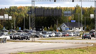Des voitures font la queue pour passer la frontière entre la Russie et la Finlande au poste de contrôle frontalier de Nuijamaa à Lappeenranta, Finlande, jeudi 22 septembre