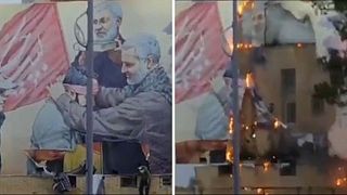 متظاهرون يحرقون لافتات عليها صور زعماء في تحد للنظام الإسلامي في البلاد