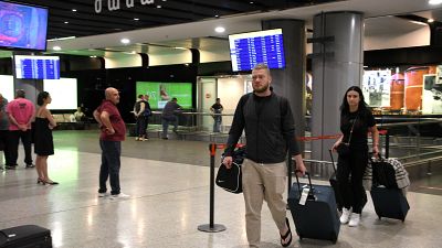 وصول الروس الفارين من بلادهم إلى مطار يريفان في أرمينيا.